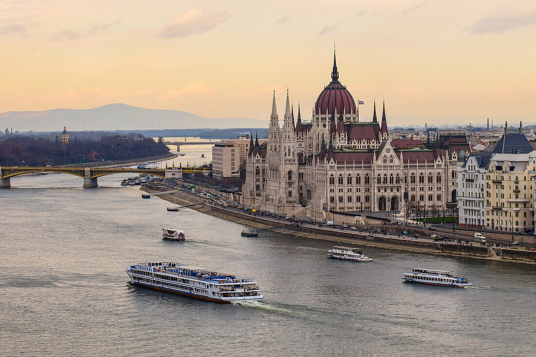 Parlamentsgebäude und Donau in Budapest, Ungarn, Europa