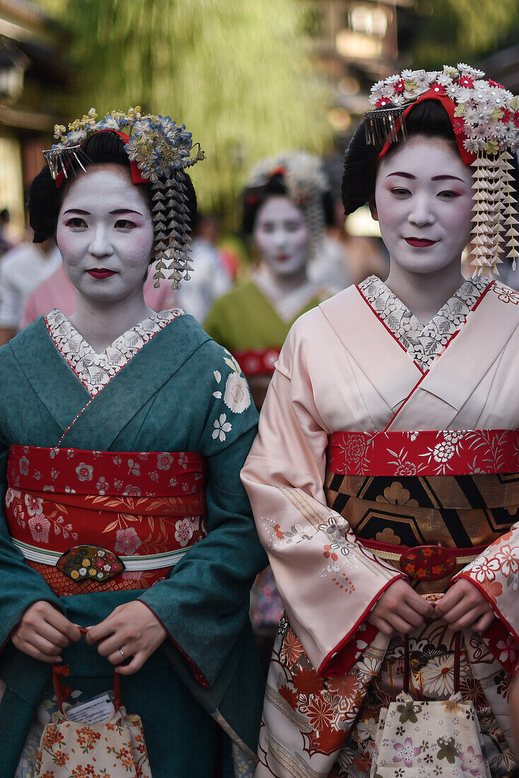 Eine Gruppe als Maikos verkleideter Frauen in den Straßen von Kyoto, Japan