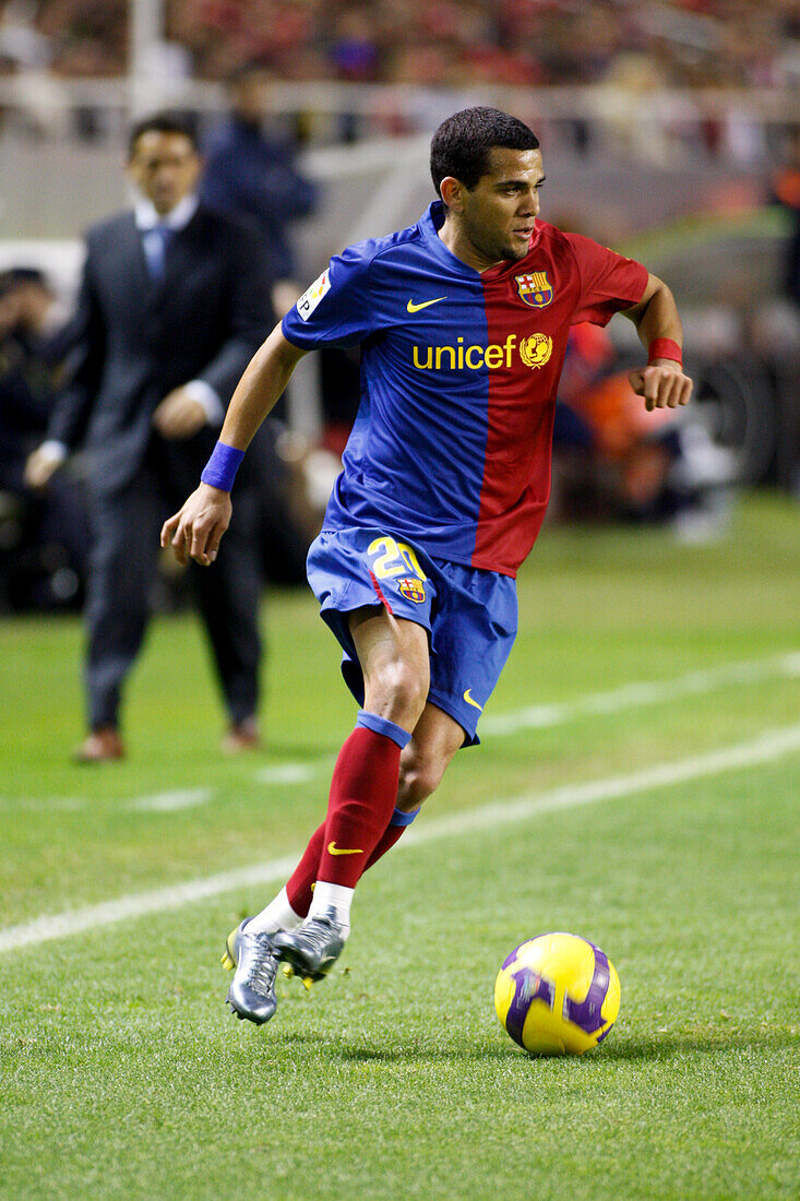 Sevilla, Spanien, 30. November 2008, Alves spielt den Ball während eines Ligaspiels in Sevilla am 29. November 2008, das Barcelona mit 3:0 gewann, geschickt ab