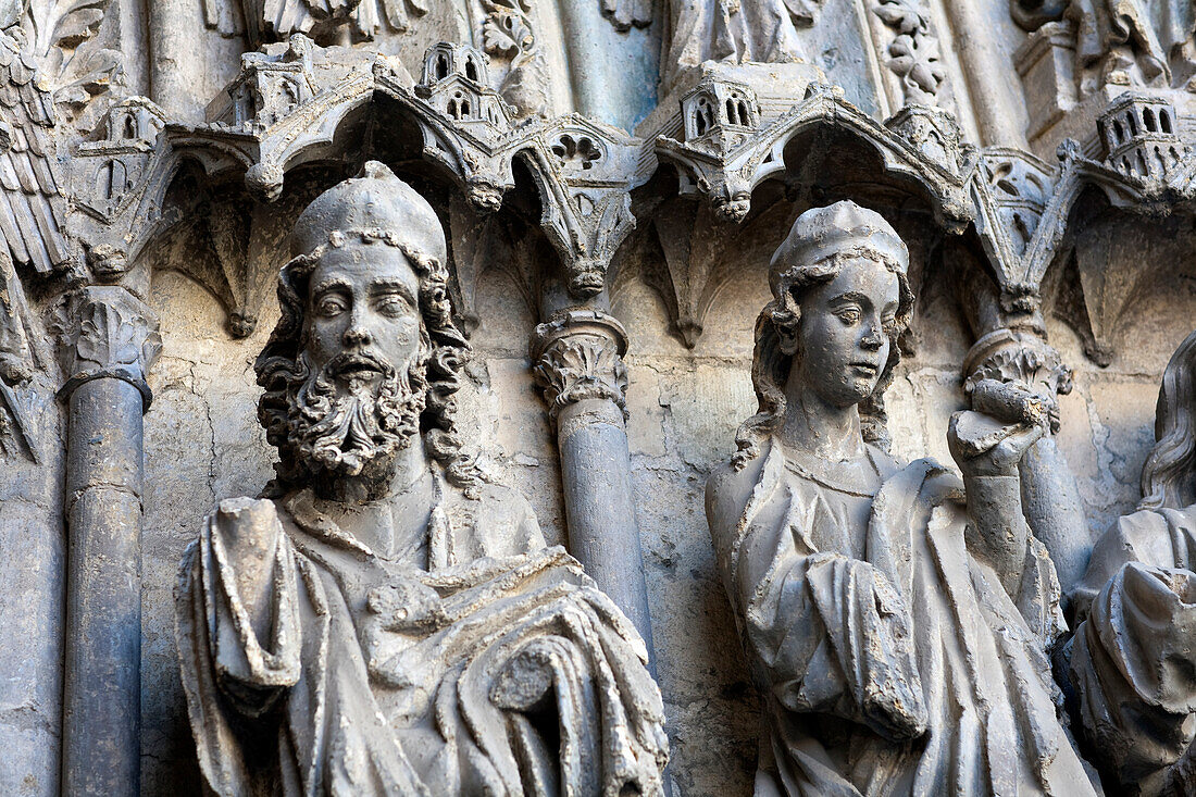 Komplizierte gotische Statuen schmücken das San-Francisco-Portal der Kathedrale von León in Spanien und zeigen bemerkenswerte Handwerkskunst und Geschichte