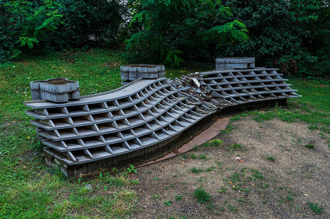 Bauskulpturen und Mädchen mit Taube von Kristof Kintera im Holubicka-Park, Prag