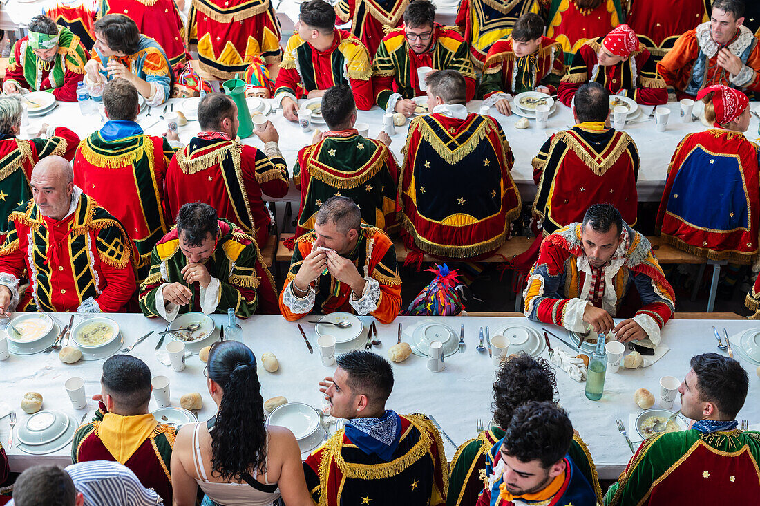 Traditionelles Mittagessen beim Fest des Heiligen Johannes von Sobrado, auch bekannt als Bugiada und Mouriscada de Sobrado, findet in Form eines Kampfes zwischen Mauren und Christen statt, örtlich bekannt als Mourisqueiros und Bugios, Sao Joao de Sobrado, Portugal