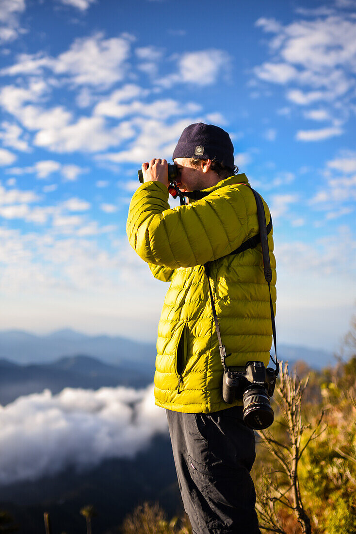 Junger Mann beim Wandern in den Bergen der Sierra Nevada de Santa Marta, Kolumbien