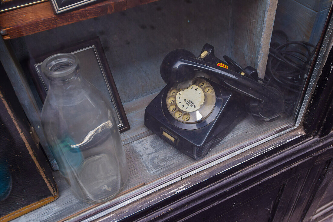 Altes Telefon im Schaufenster, Budapest