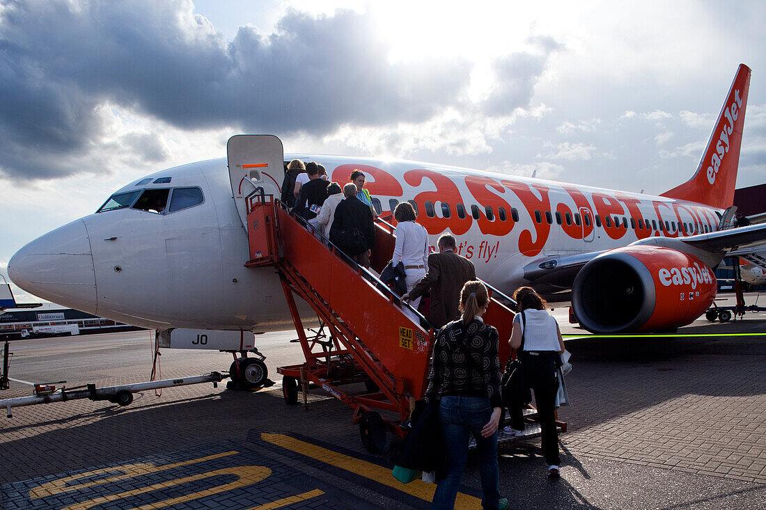 London, Großbritannien, 3. Mai 2009, Passagiere besteigen ein Flugzeug am Flughafen Luton, Großbritannien, bei teilweise bewölktem Himmel