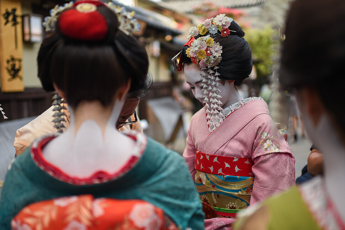 Gruppe von Frauen, die als Maikos gekleidet sind, in den Straßen von Kyoto, Japan