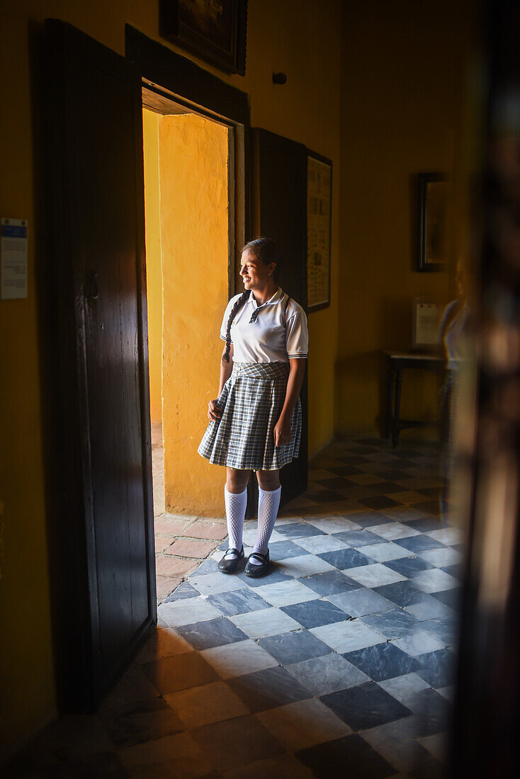 Porträt eines jungen Schulmädchens an der Tür der Quinta de San Pedro Alejandrino, in der Simon Bolivar seine letzten Tage verbrachte, Santa Marta, Kolumbien