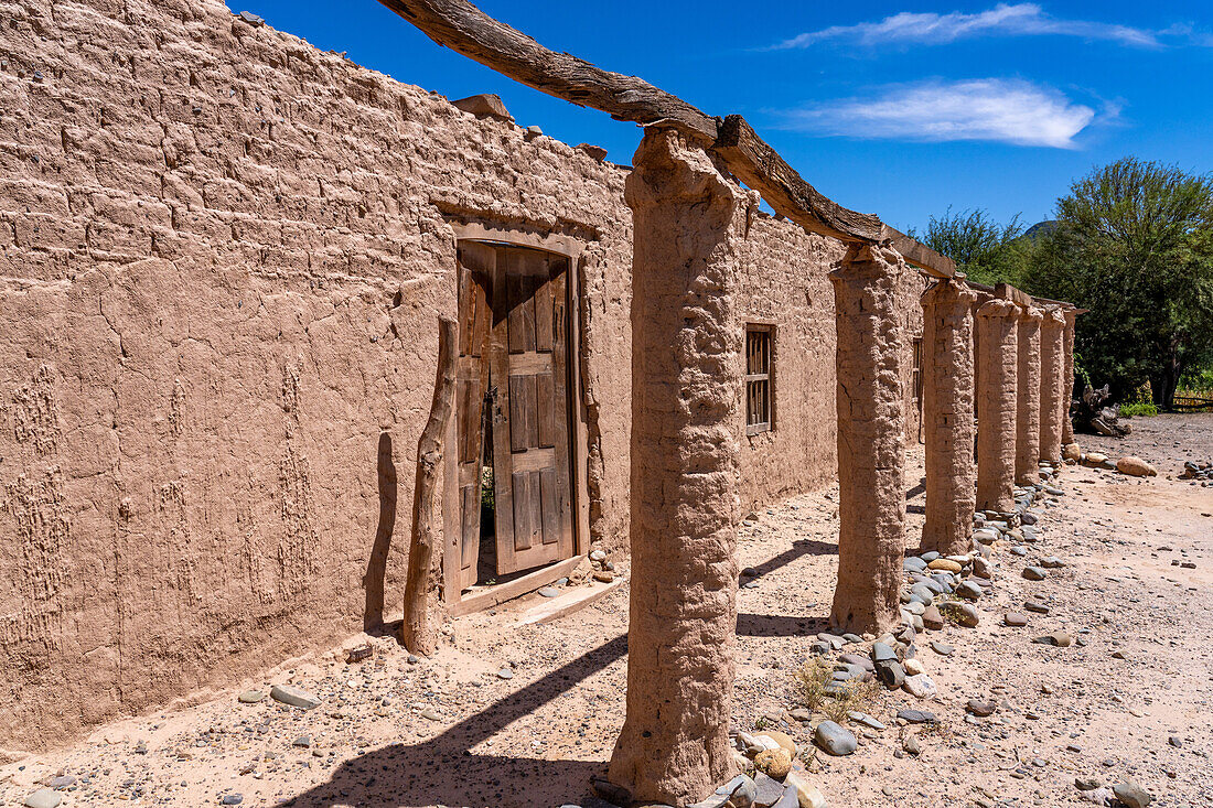 Ruinen der Lehmbauten einer ehemaligen Hazienda in der Nähe von Seclantas im Calchaqui-Tal in der Provinz Salta, Argentinien