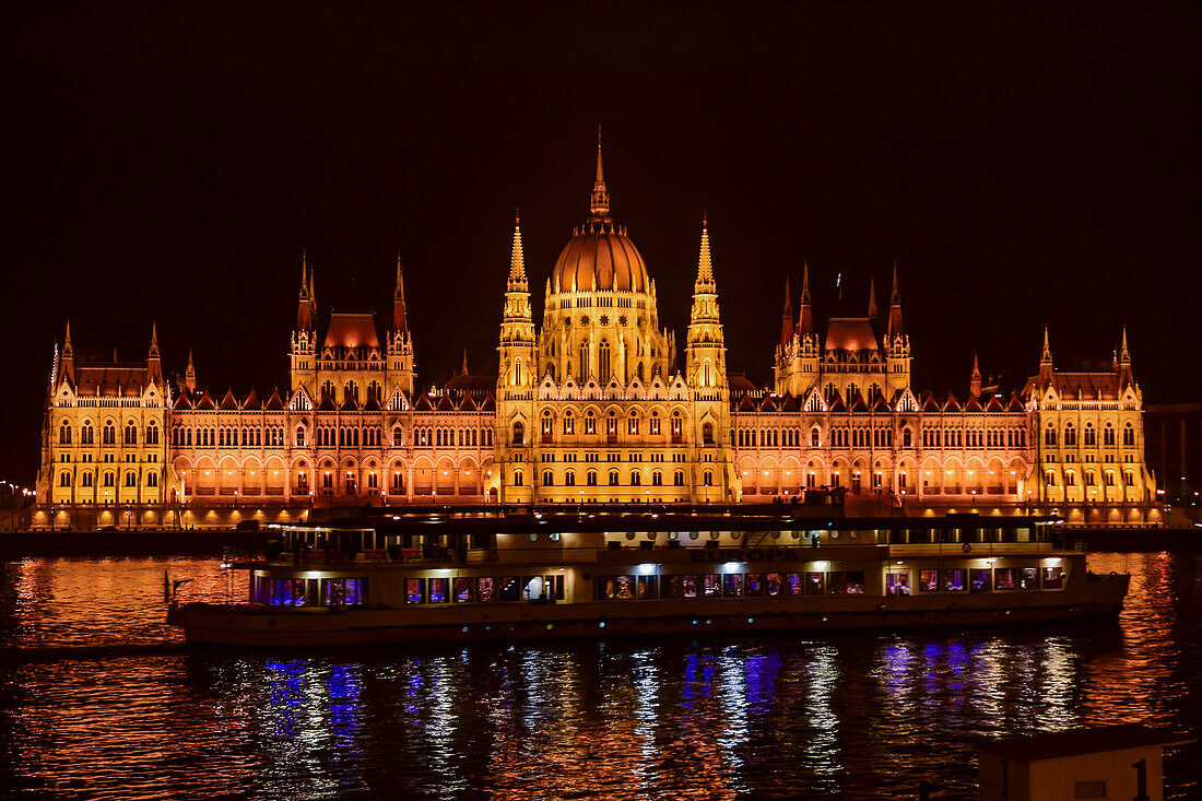 Beleuchtetes Parlamentsgebäude und Donau bei Nacht, Budapest, Ungarn, Europa