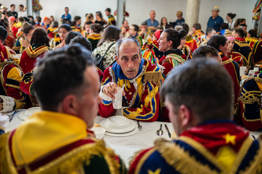 Traditionelles Mittagessen beim Fest des Heiligen Johannes von Sobrado, auch bekannt als Bugiada und Mouriscada de Sobrado, findet in Form eines Kampfes zwischen Mauren und Christen statt, lokal bekannt als Mourisqueiros und Bugios, Sao Joao de Sobrado, Portugal