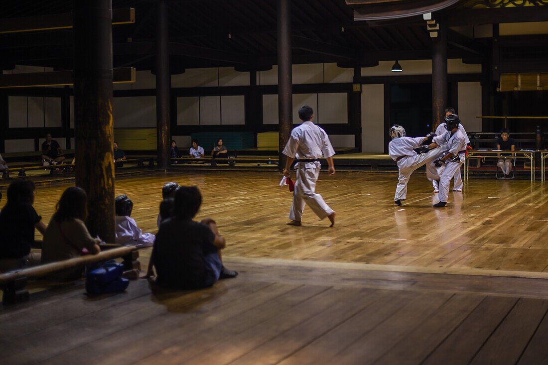 Jugend-Karate-Wettkampf im ursprünglichen hölzernen Kyoto Budo Center (????; kyubutokuden) aus der Meiji-Zeit von 1899, dem ältesten Kampfsportzentrum Japans