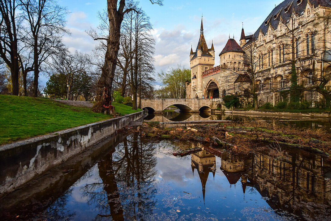 Die Burg Vajdahunyad spiegelt sich auf dem Wasser, Budapest, Ungarn