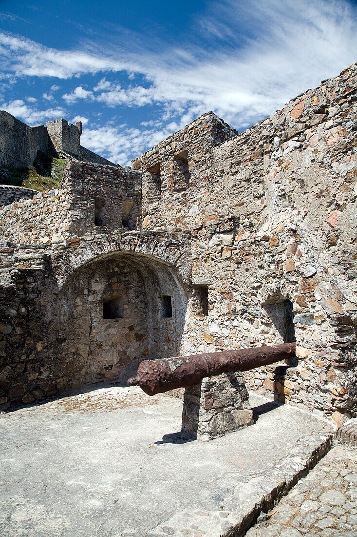 Entdecken Sie die alten Steinmauern und Kanonenreste in Murallas de Marvão, einer befestigten Stadt an der Grenze zum Guadiana