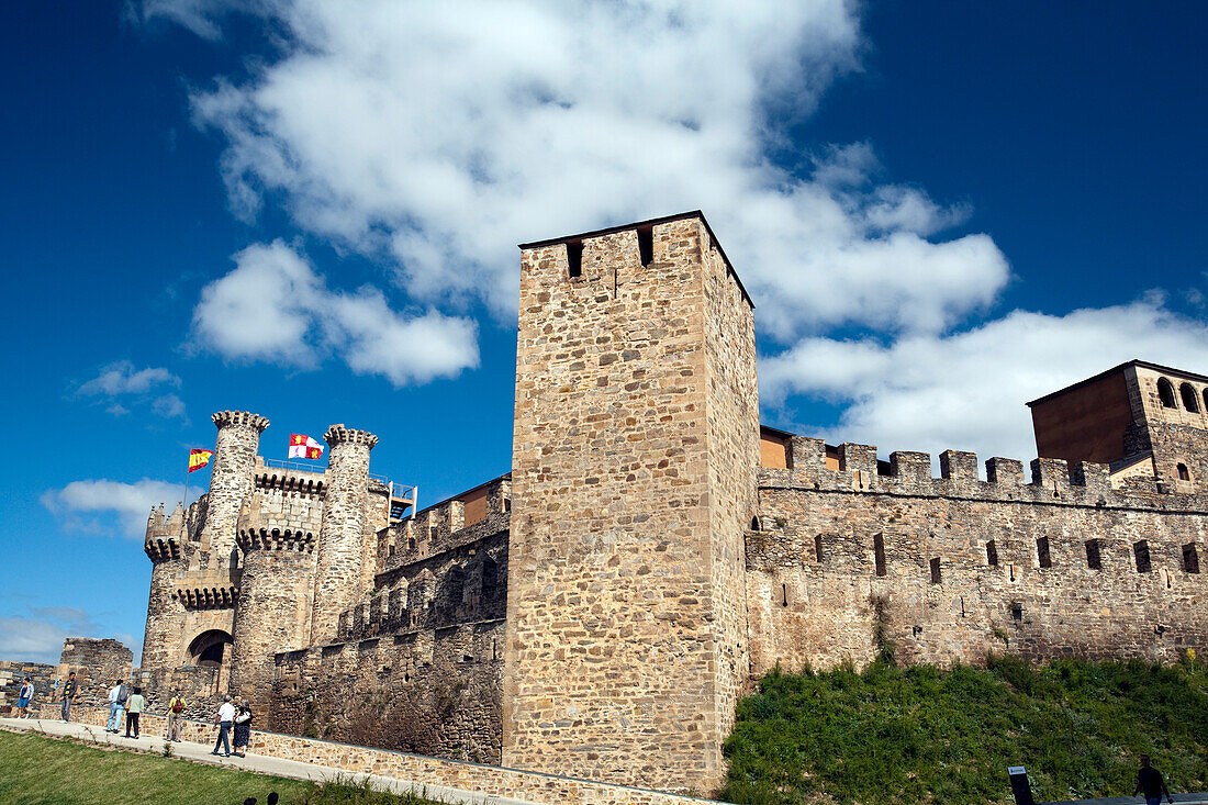 Ponferrada, Spanien, 19. August 2008, Besucher erkunden die alten Mauern der Tempelburg in Ponferrada unter einem klaren blauen Himmel und genießen die reiche Geschichte des Ortes