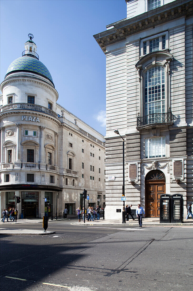 London, Vereinigtes Königreich, 2. Mai 2009, Regent Street mit den historischen Gebäuden des Plaza Cinema und der Barclays Bank in Westminster, ein Beispiel für Londoner Architektur und Design