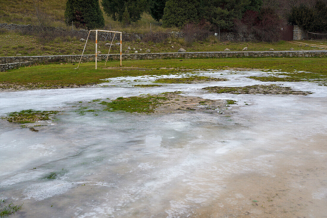 Gefrorener Fußballplatz in La Panera. El Espinar, Provinz Segovia