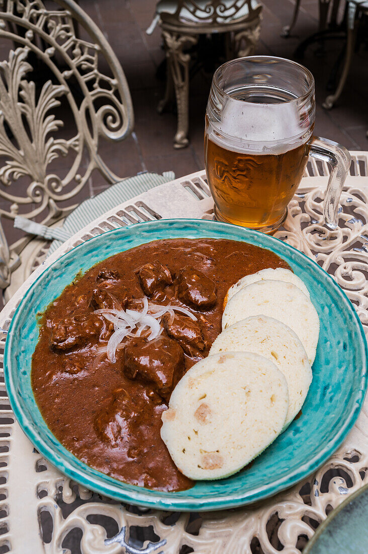 Rindergulasch im Restaurant U Laury in Prag