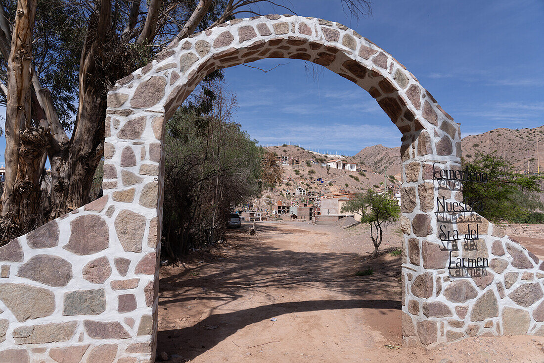 Eingang zum Friedhof Our Lady of Carmen in Maimara im Humahuaca-Tal oder Quebrada de Humahuaca, Argentinien