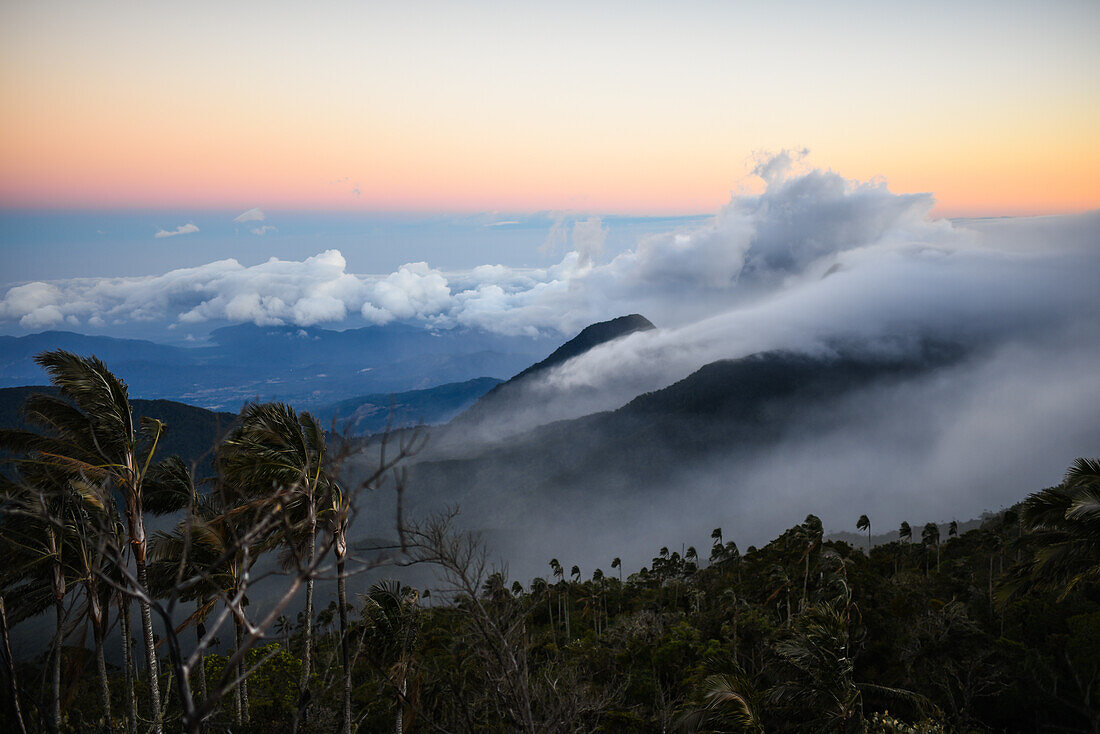 Blick auf den Sonnenaufgang in der Sierra Nevada de Santa Marta, Berge, einschließlich Cerro Kennedy, auch bekannt als "la Cuchillo de San Lorenzo", Kolumbien