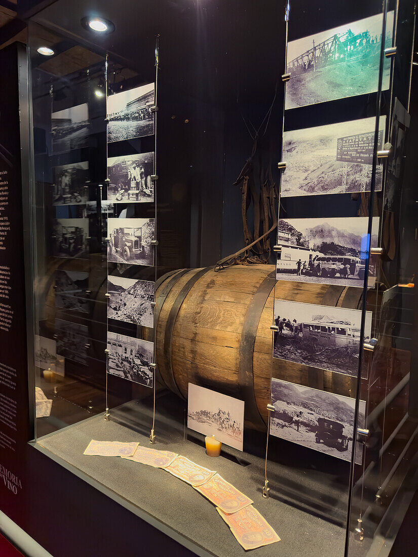 Historische Fotos über die Weinherstellung im Museo de la Vid y el Vino oder Museum der Rebe und des Weins in Cafayate, Argentinien