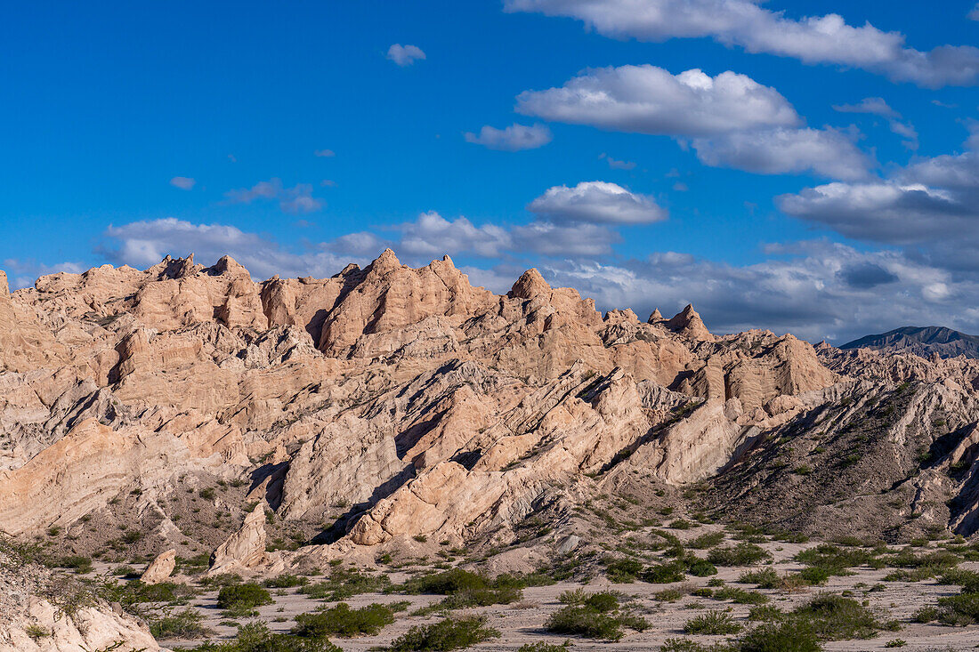 Die fantastische erodierte Landschaft des Naturdenkmals Angastaco im Calchaqui-Tal in der Provinz Salta, Argentinien