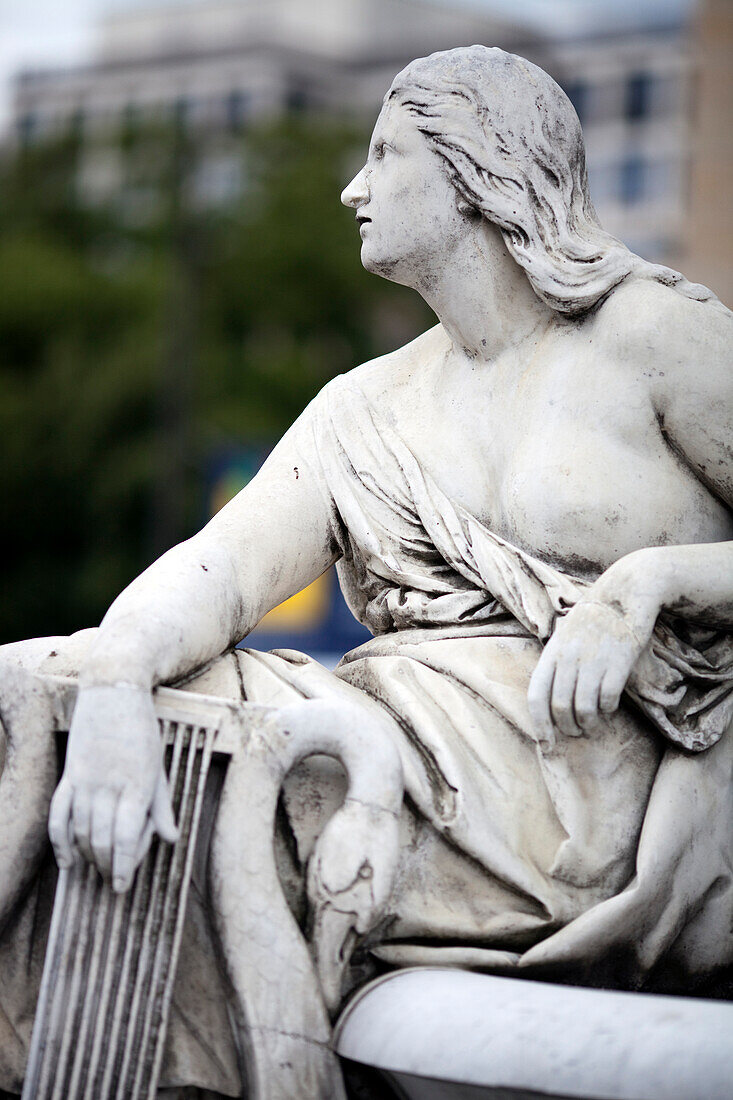 Die Statue einer von Friedrich Schiller inspirierten Muse ziert den Gendarmenmarkt, einen historischen Platz in Berlin, der von Eleganz und Kunst geprägt ist