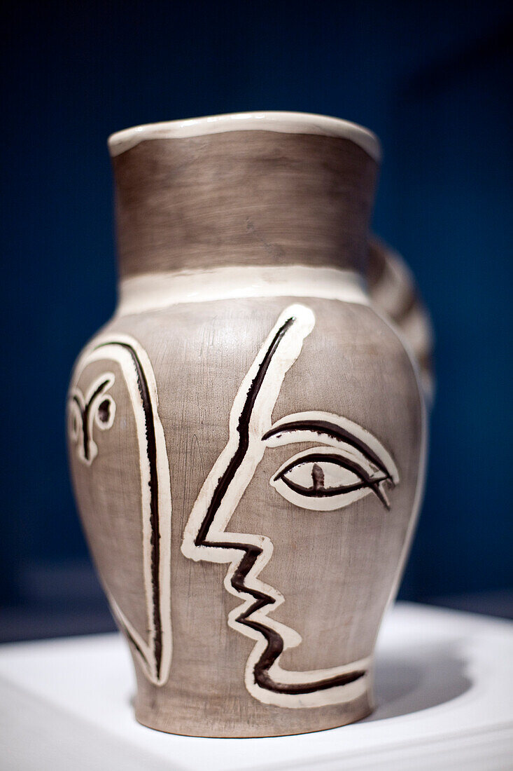 Sevilla, Spanien 22. Juni 2007, Eine beeindruckende Keramikvase von Pablo Picasso, die im Museum der Schönen Künste in Sevilla ausgestellt ist und den einzigartigen Stil und die Handwerkskunst des Künstlers hervorhebt