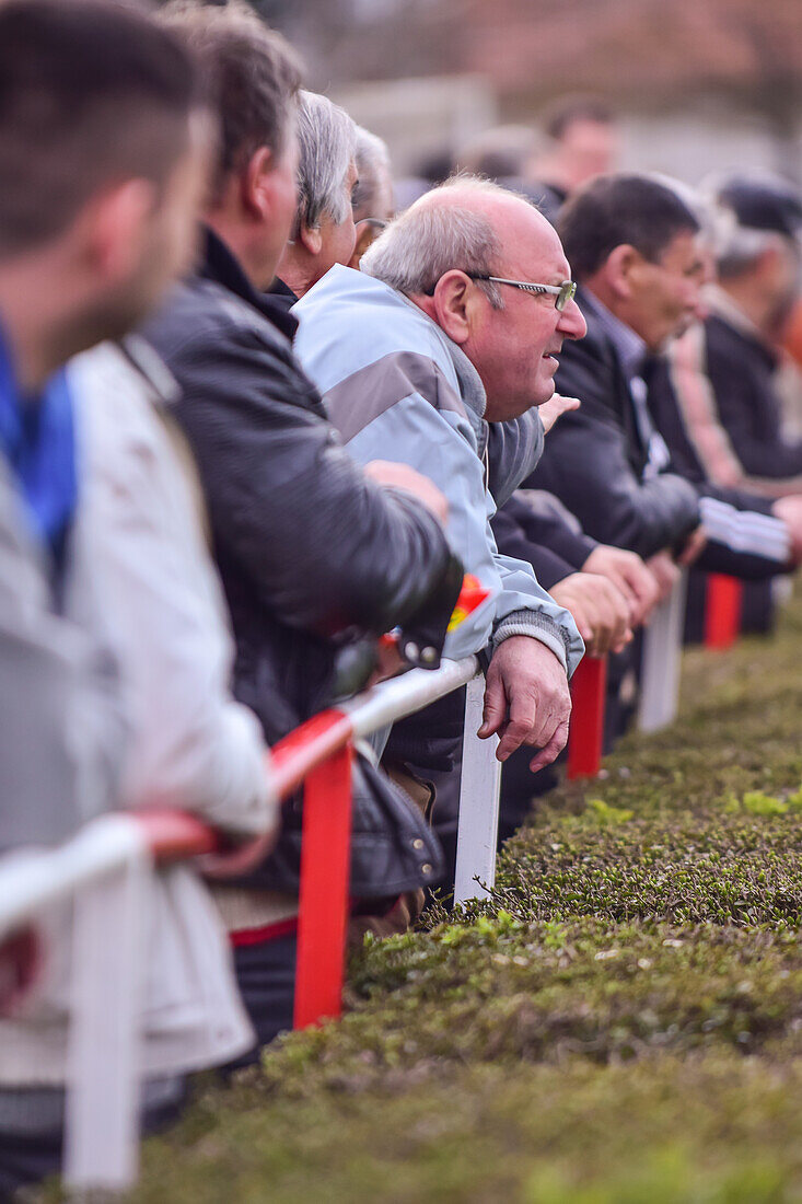 Menschen beobachten ein Jugendfußballspiel in einer ungarischen Kleinstadt