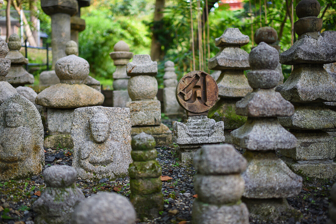 Antike Grabsteine im Kiyomizu-dera-Tempel in Kyoto, Japan