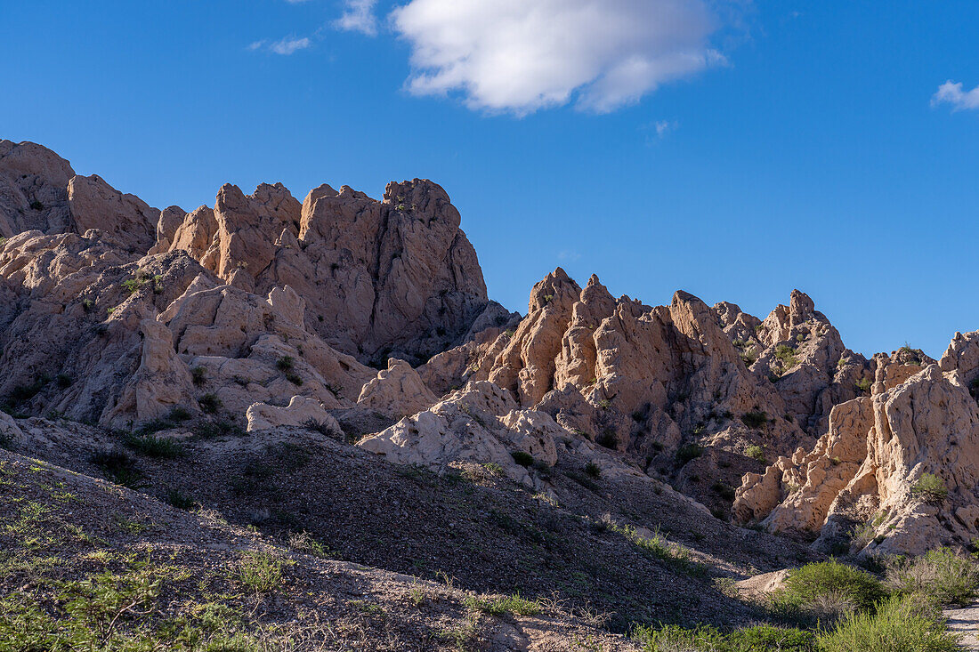 Die fantastische Erosionslandschaft des Naturdenkmals Angastaco im Calchaqui-Tal in der Provinz Salta, Argentinien