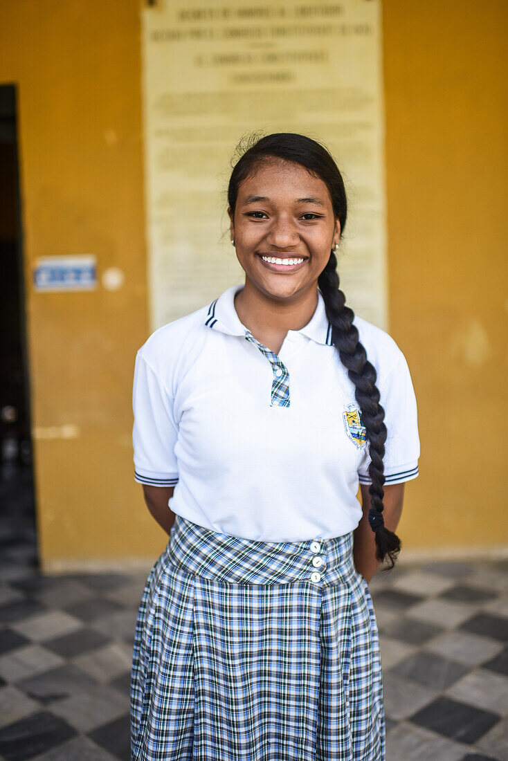 Porträt eines jungen Schulmädchens in der Quinta de San Pedro Alejandrino, wo Simon Bolivar seine letzten Tage verbrachte, Santa Marta, Kolumbien