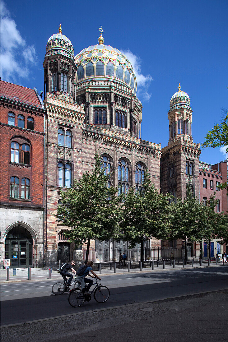 Die Neue Synagoge in Berlin mit ihrer prächtigen Kuppel und der aufwendigen Fassade ist ein Wahrzeichen der jüdischen Kultur in Mitte