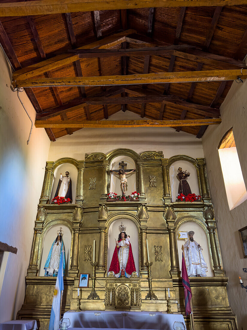 Das Hauptaltarbild der spanischen Kolonialkirche San Pedro Nolasco aus dem 17. Jahrhundert in Molinos, Argentinien, im Calchaqui-Tal