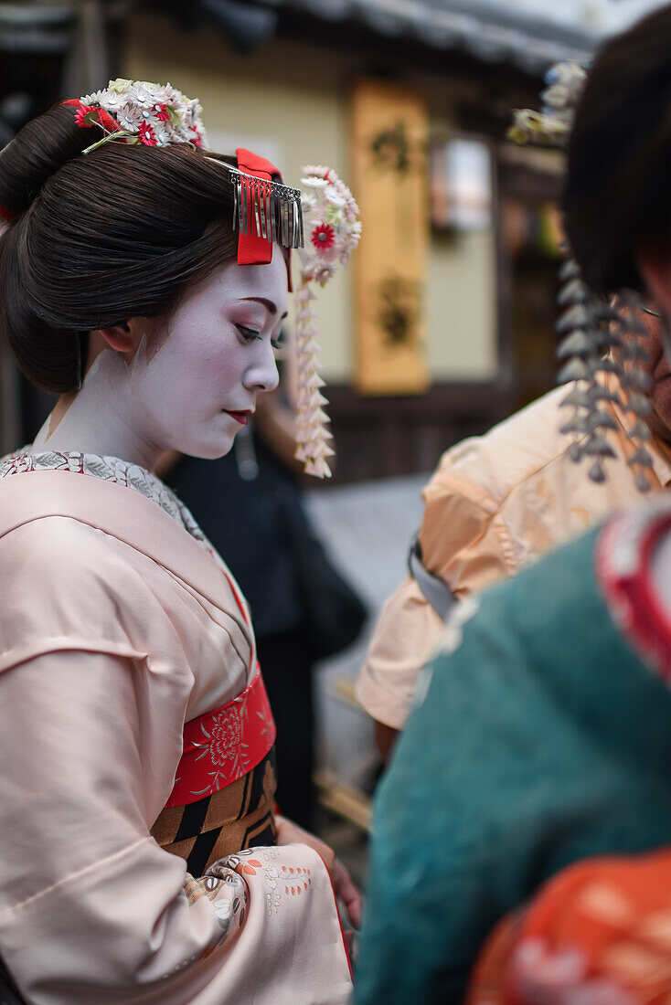 Als Maikos verkleidete Frauen in den Straßen von Kyoto, Japan