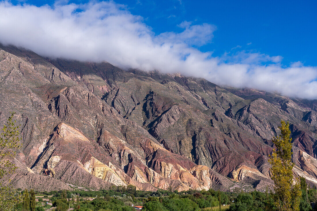 Die farbenfrohe Paleta del Pintor oder Malerpalette im Humahuaca-Tal oder Quebrada de Humahuaca in Argentinien