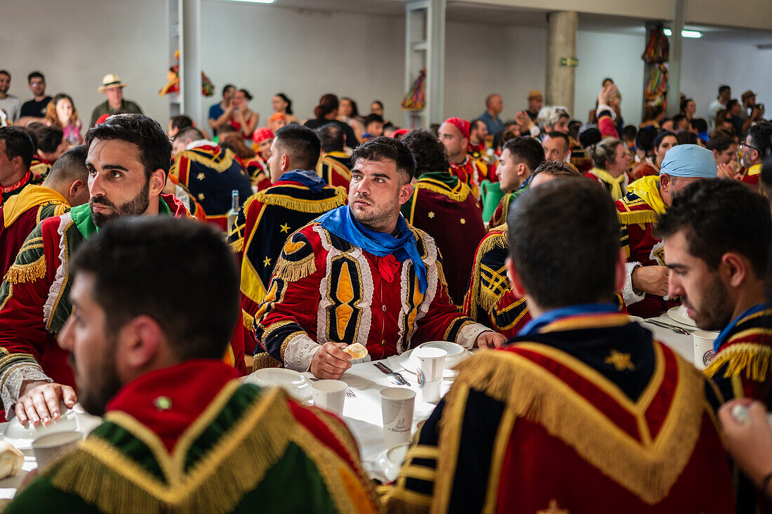 Traditionelles Mittagessen beim Fest des Heiligen Johannes von Sobrado, auch bekannt als Bugiada und Mouriscada de Sobrado, findet in Form eines Kampfes zwischen Mauren und Christen statt, lokal bekannt als Mourisqueiros und Bugios, Sao Joao de Sobrado, Portugal