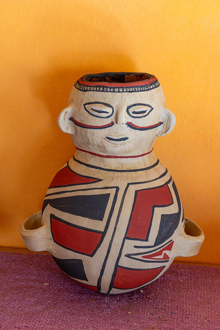 Keramikvase mit Andenmotiv der indigenen Aymara-Keramikkünstlerin Santina Alabar in Purmamarca, Argentinien