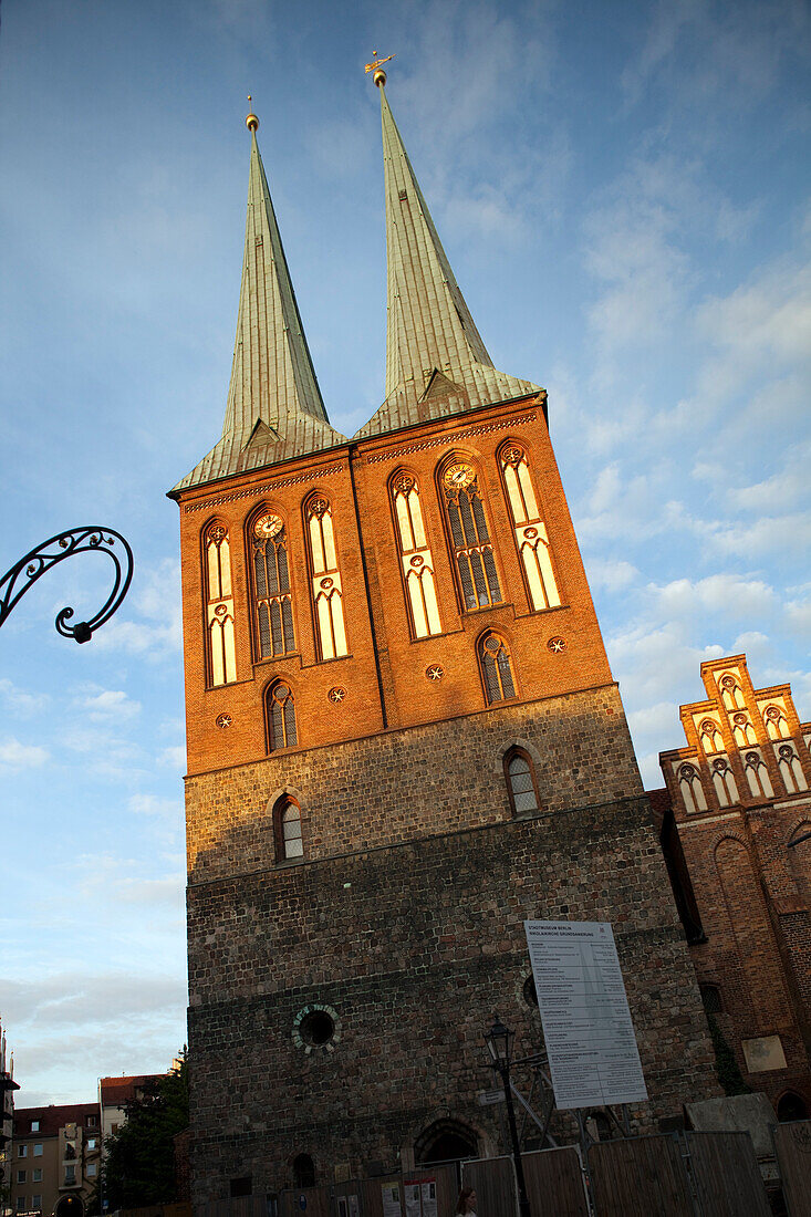 Die wunderschöne Nikolaikirche, die vom Sonnenuntergang beleuchtet wird, zeigt ihre historische Architektur und ihre Zwillingstürme im Abendhimmel