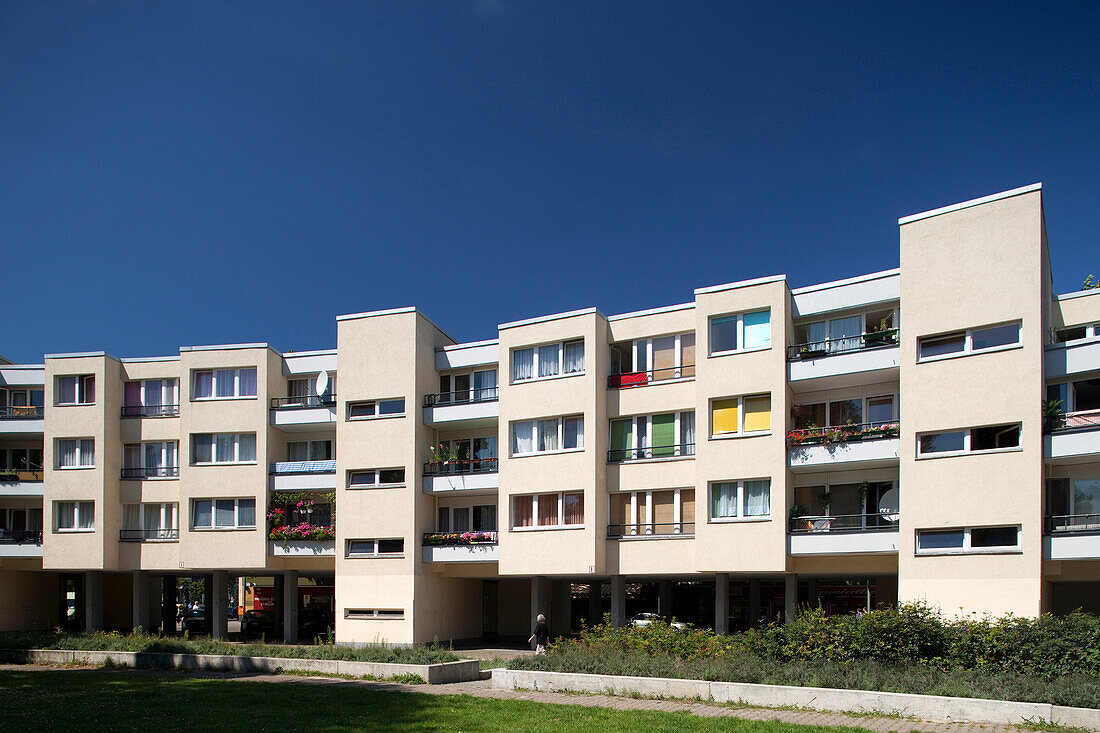 Zwei Reihen moderner Wohnhäuser zeigen ihr einzigartiges Design am Mehringplatz in der Friedrichstadt in Berlin