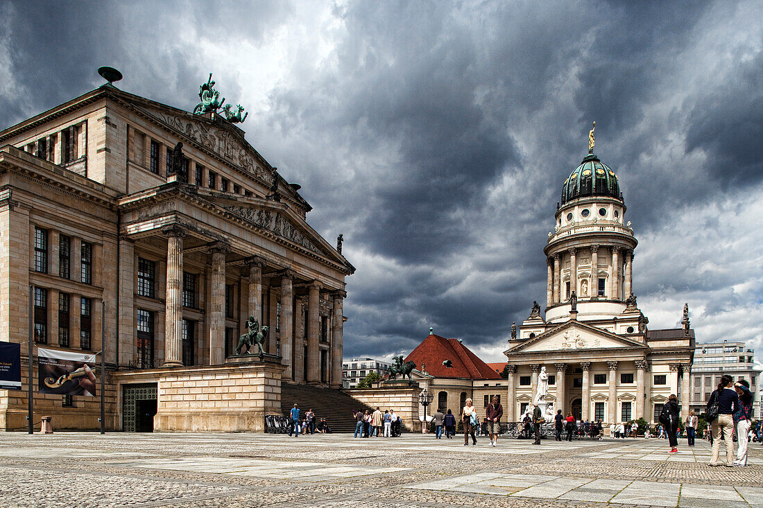 Berlin, Deutschland, 24. Juli 2009, Gendarmenmarkt in Berlin mit dem beeindruckenden Konzerthaus und dem eleganten Französischen Dom inmitten eines dramatischen Himmels