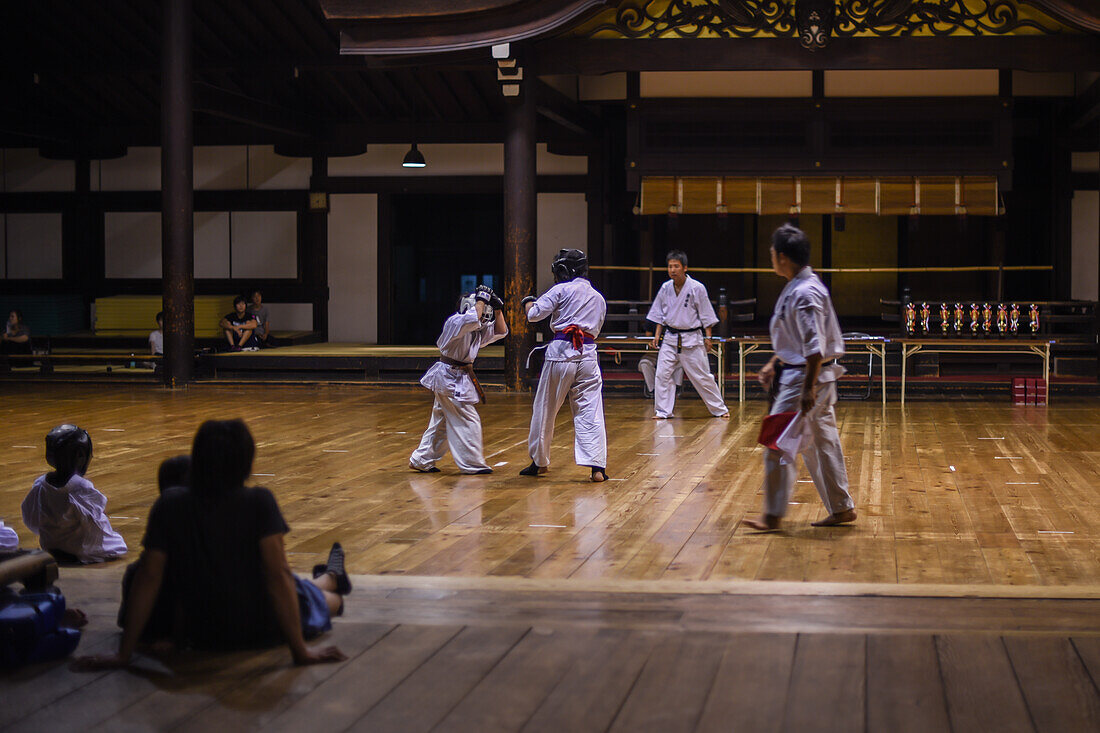 Jugend-Karate-Wettbewerb im ursprünglichen hölzernen Kyoto Budo Center (????; kyubutokuden) aus dem Jahr 1899 in der Meiji-Zeit, dem ältesten Kampfsportzentrum Japans