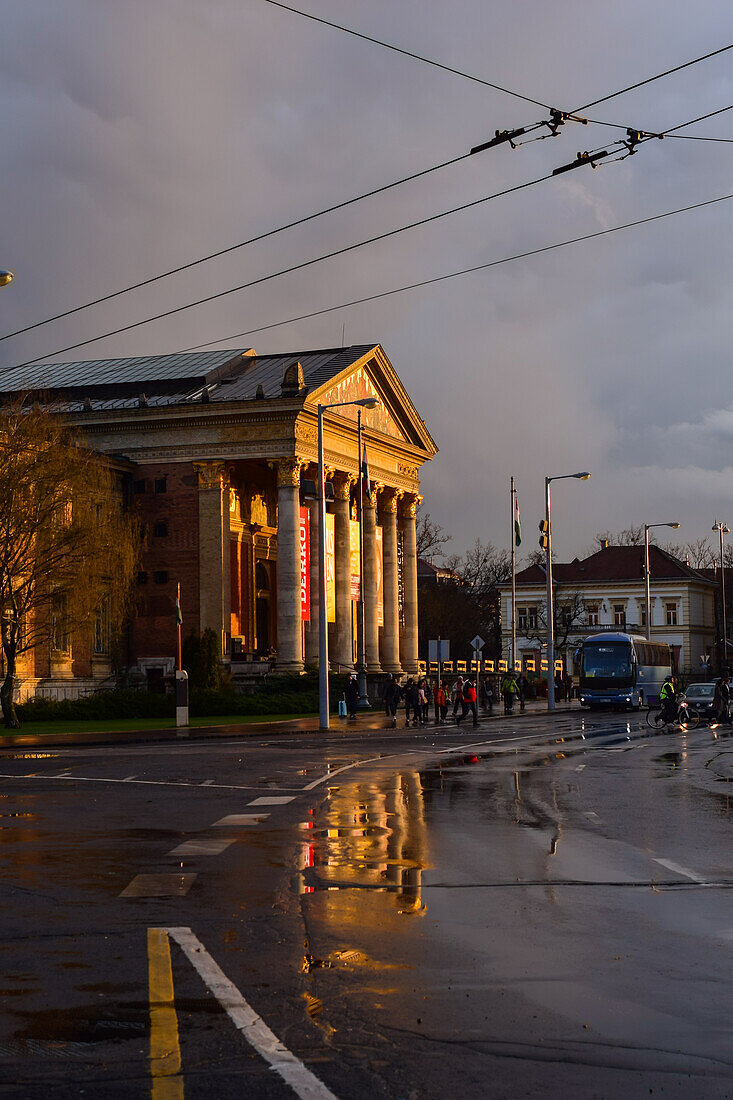 Mucsarnok-Kunstpalast bei Sonnenuntergang, Budapest, Ungarn