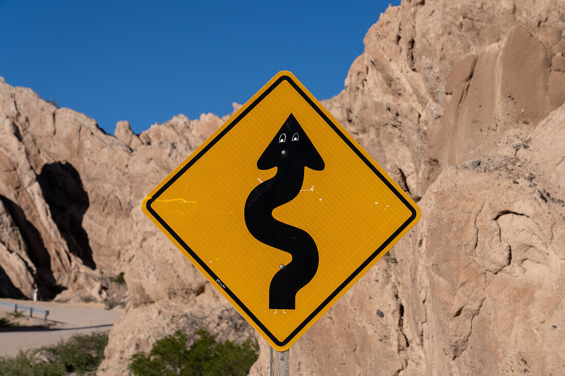 Ein humorvoll vandalisiertes Straßenschild entlang der Route 40 im Naturmonument Angastaco, Calchaqui-Tal, Argentinien