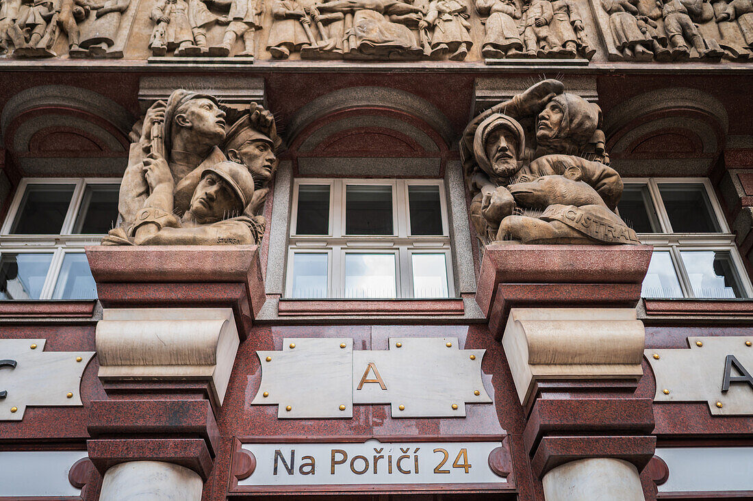 Relief "Schlacht von Zborov" und "Auf der Transsibirischen Eisenbahn" von Jan Tursa auf der Bank der Legionen, Palac Archa, Prag