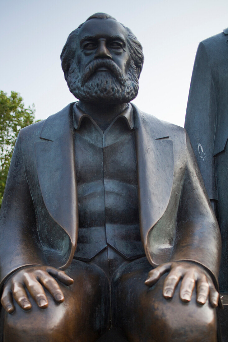 Die ikonische Karl-Marx-Statue steht stolz im Marx-Engels-Forum, einem wichtigen Wahrzeichen in Berlin, Deutschland, und unterstreicht seinen Einfluss