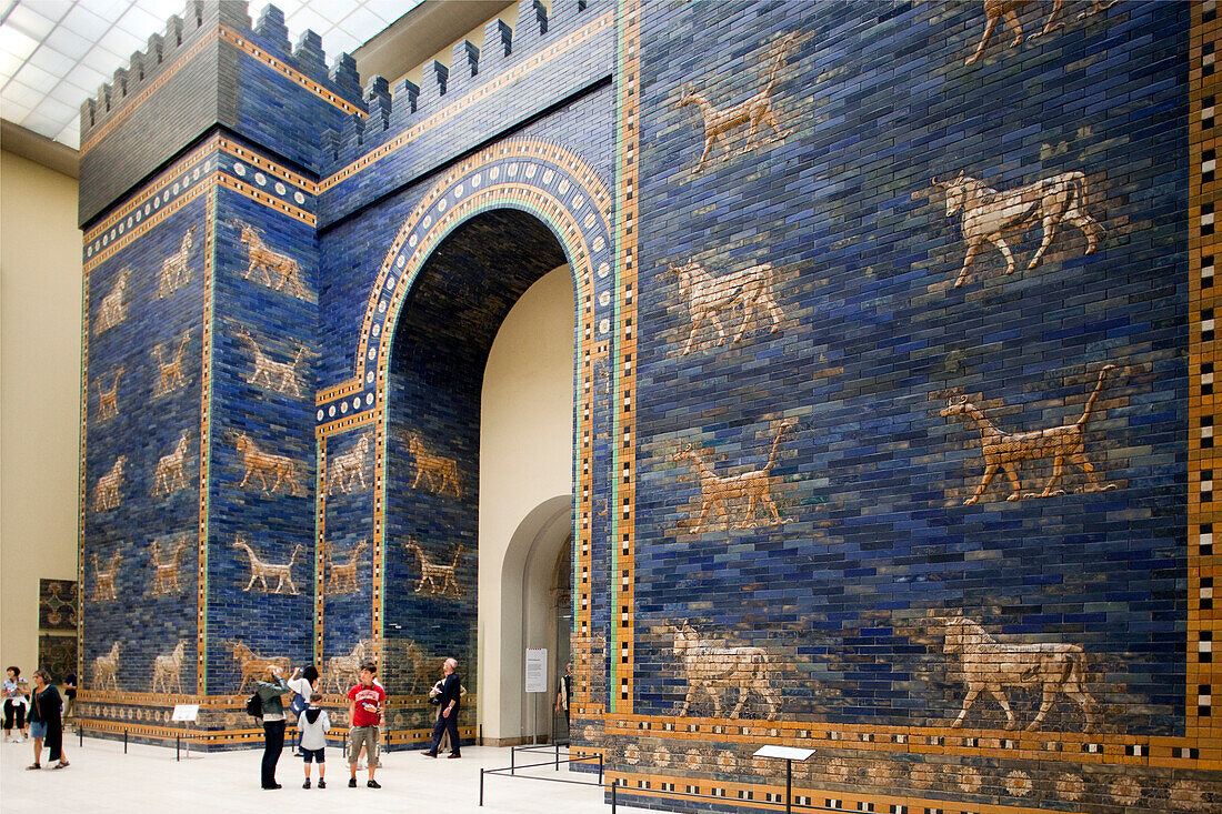 Berlin, Deutschland, 24. Juli 2009, Besucher bewundern die kunstvollen blauen Kacheln und Reliefs des Ischtar-Tors im Pergamonmuseum, das die babylonische Kunst in Berlin zeigt