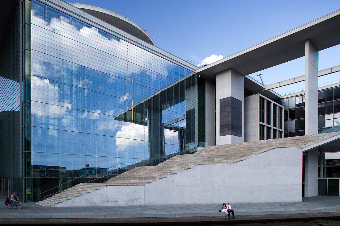 Das Marie-Elisabeth-L?ders-Haus steht in Berlin und setzt mit seiner markanten Glasfassade und den Treppenstufen ein Zeichen f?r zeitgen?ssische Architektur