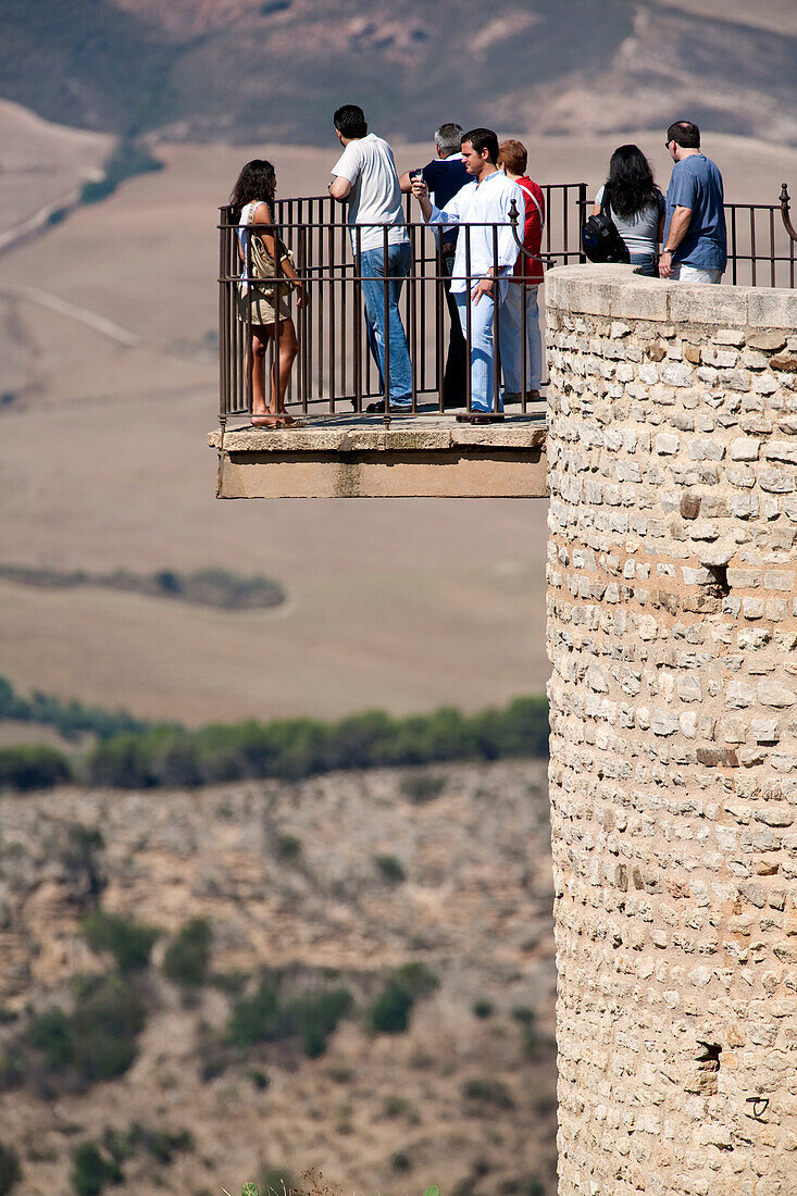 Ronda, Spanien, 22. September 2007, Touristen blicken auf die atemberaubende Schlucht El Tajo in Ronda und genießen die natürliche Schönheit der andalusischen Landschaft