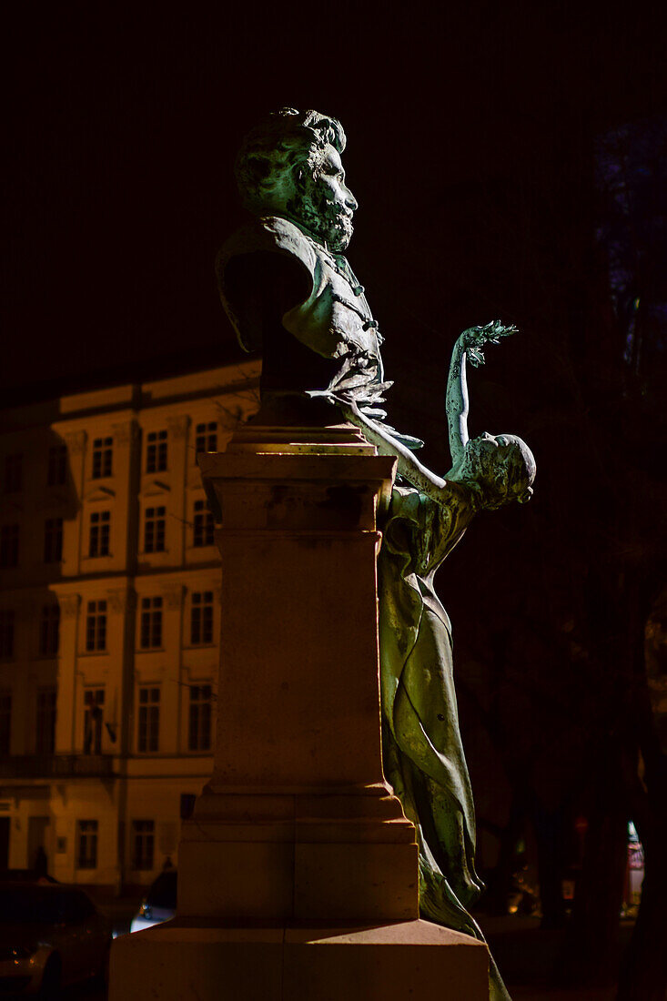 Statue von Gabor Szarvas Budapest V, Szechenyi Istvan ter bei Nacht