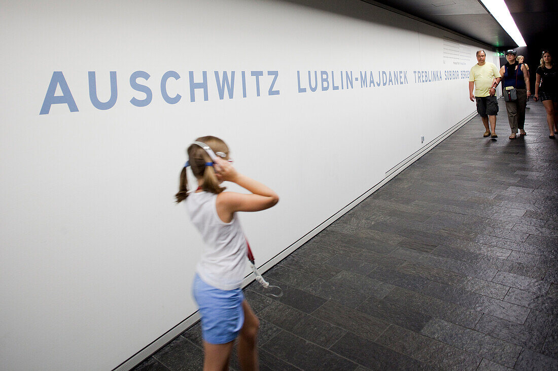 Berlin, Deutschland, 27. Juli 2009, Ein junger Besucher beschäftigt sich mit der Holocaust-Ausstellung im Jüdischen Museum, die dessen pädagogische Bedeutung in Berlin unterstreicht